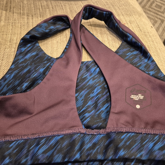 Asics Blue and Black Patterned Sports Bra and Shorts Set - Picture 7 of 11